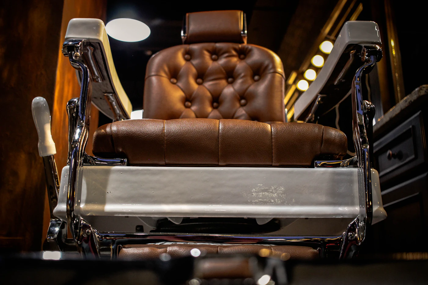 Sillón de barbero clásico de cuero (foto de stock)