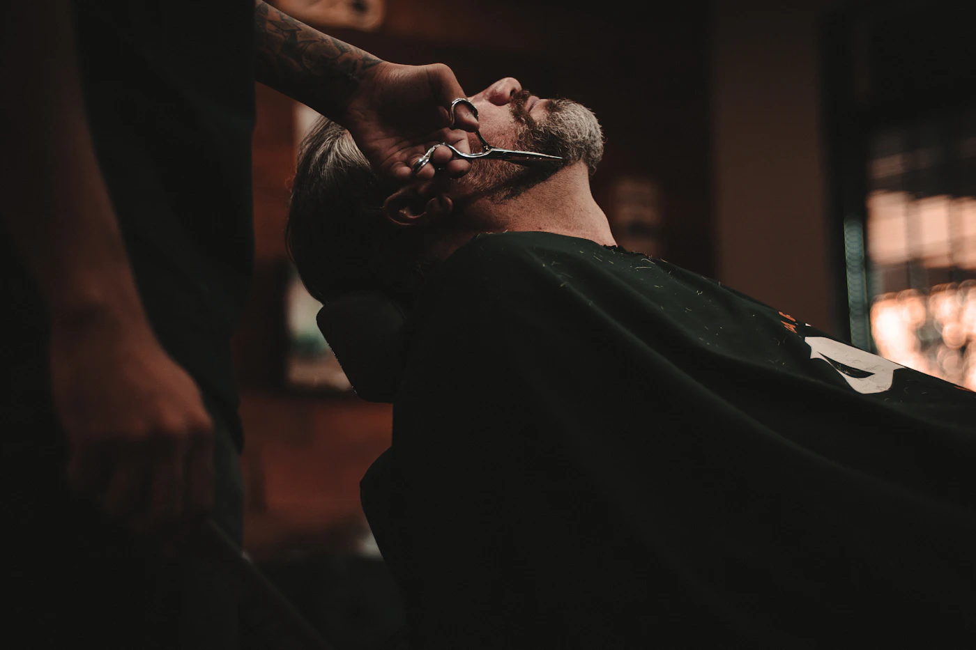 Barbero atendiendo a un cliente (foto de stock)