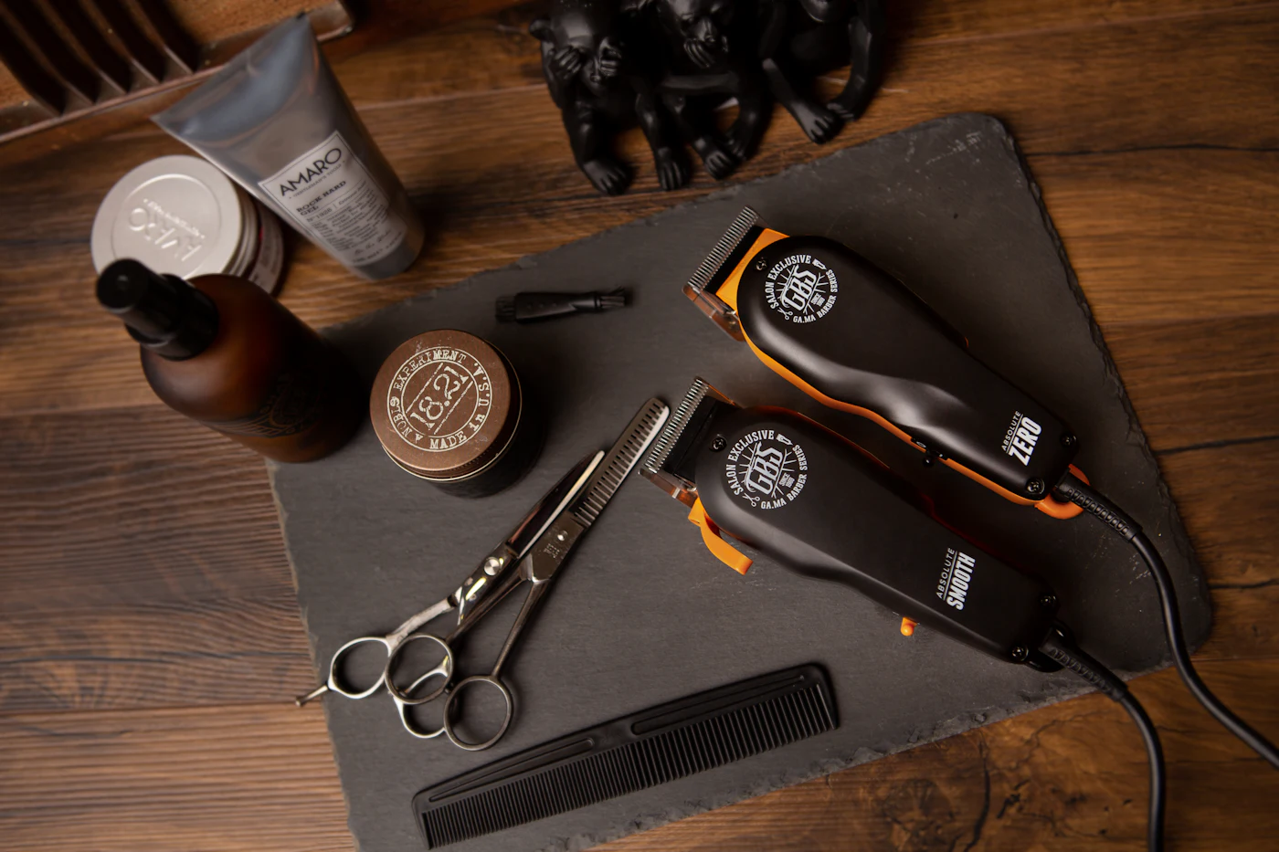 Herramientas de barbería sobre madera